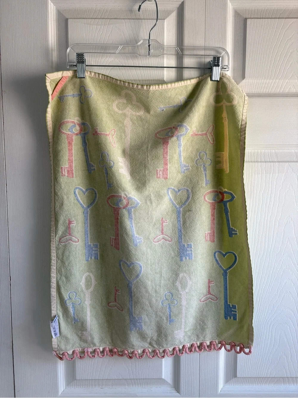 Anthropologie Whimsical Skeleton Heart Key Print Dish Towel Green Pink Trim Hole